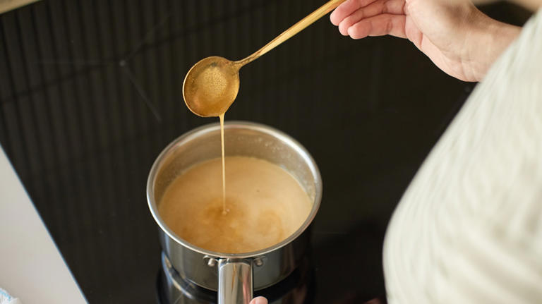 Dutch oven vs saucepan: Which is best for sticky sauces?
