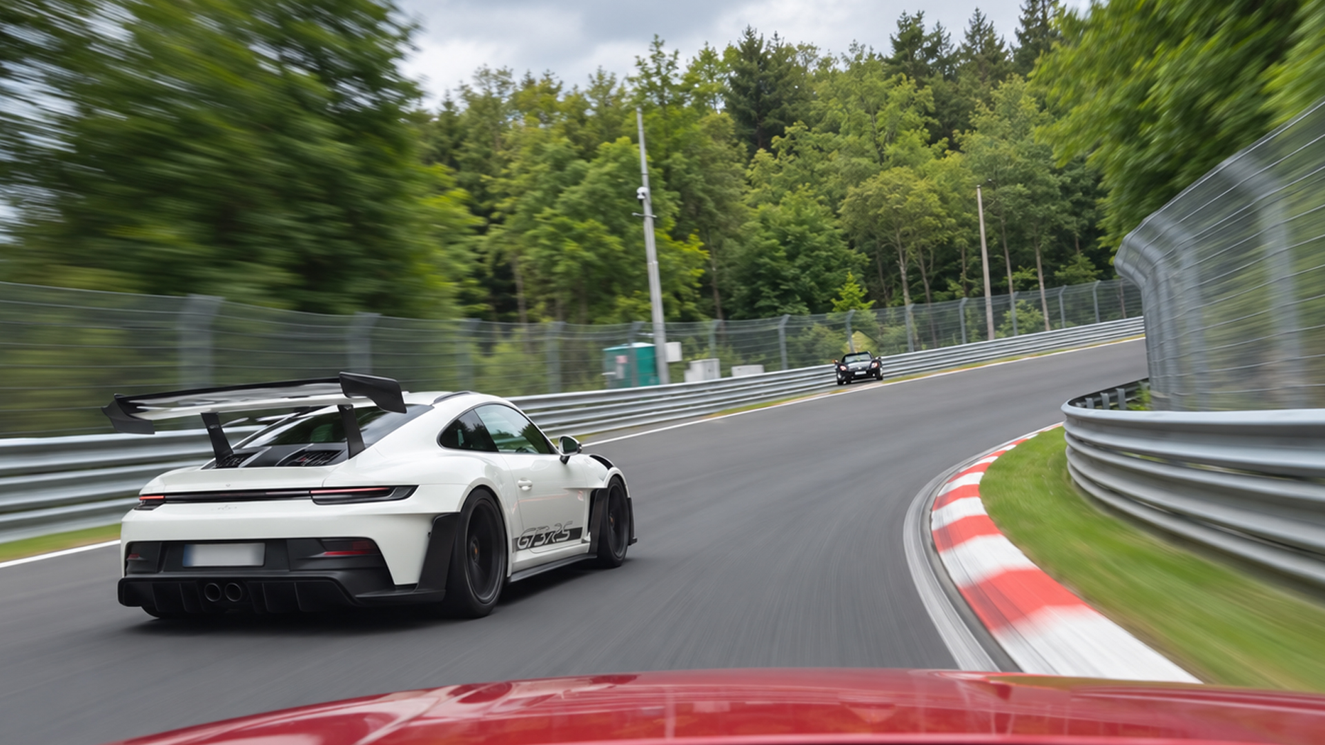 Porsche 911 GT3 RS hunts down a car ahead