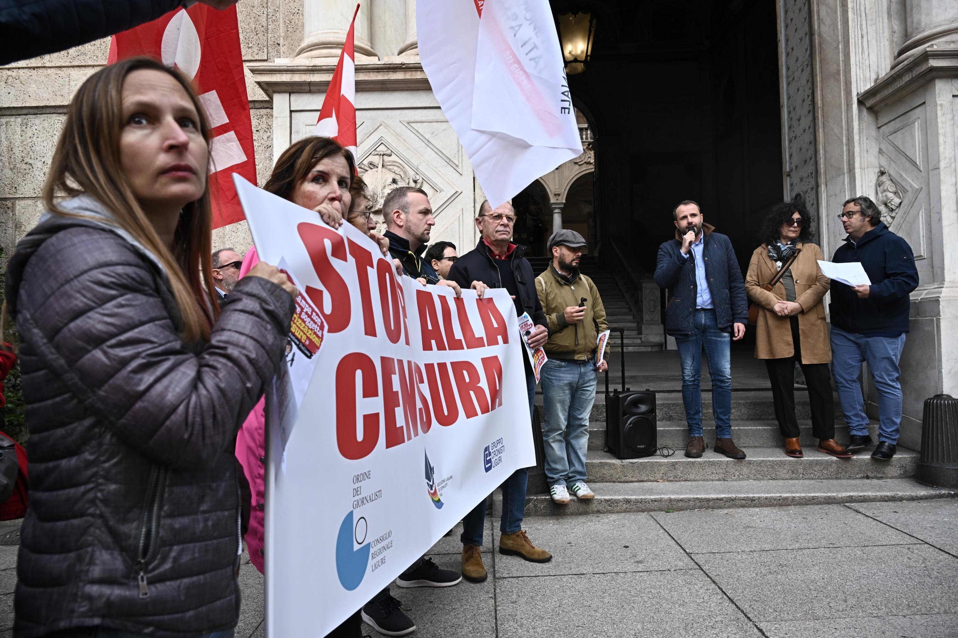 Giornalisti in piazza contro "la censura usata per non turbare l'opinione pubblica"