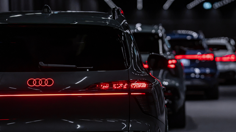 Audi Q9 debuts world's first curved digital OLED tail lights with 512 ...