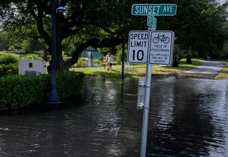 King tides bring major flood warning to South Florida's coast