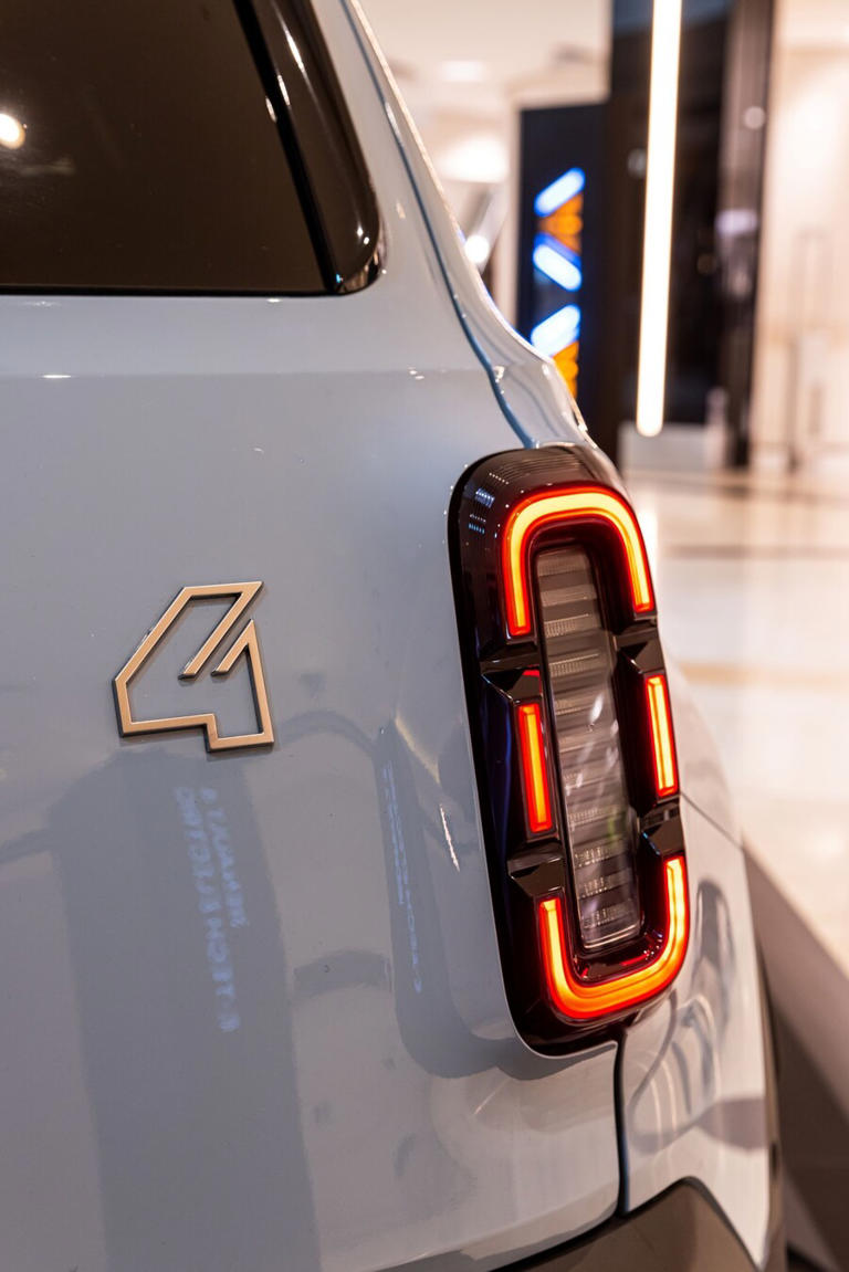 Το νέο Renault 4 e-tech electric canvas roof στο Golden Hall