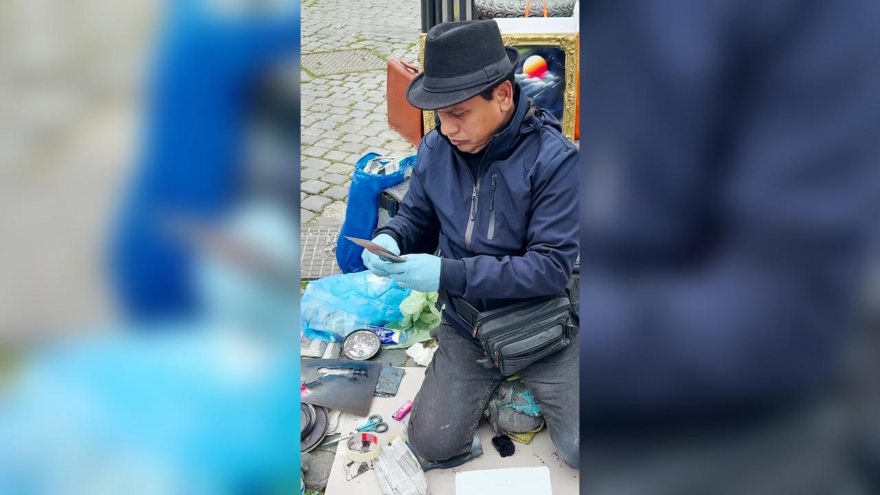 Street artist spray paints my PS5