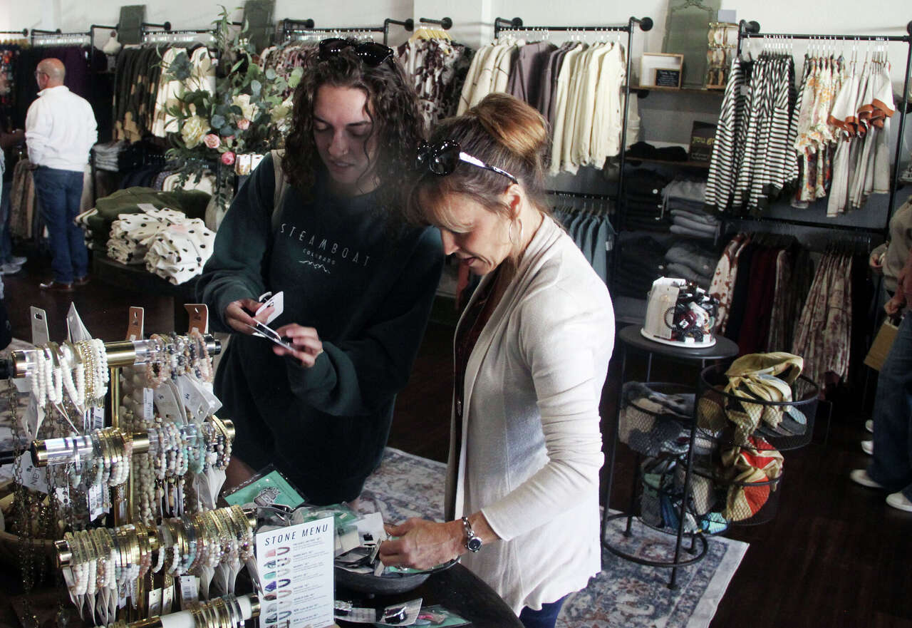 Women-owned business crawl celebrates boutique, medspa opening in Wood ...