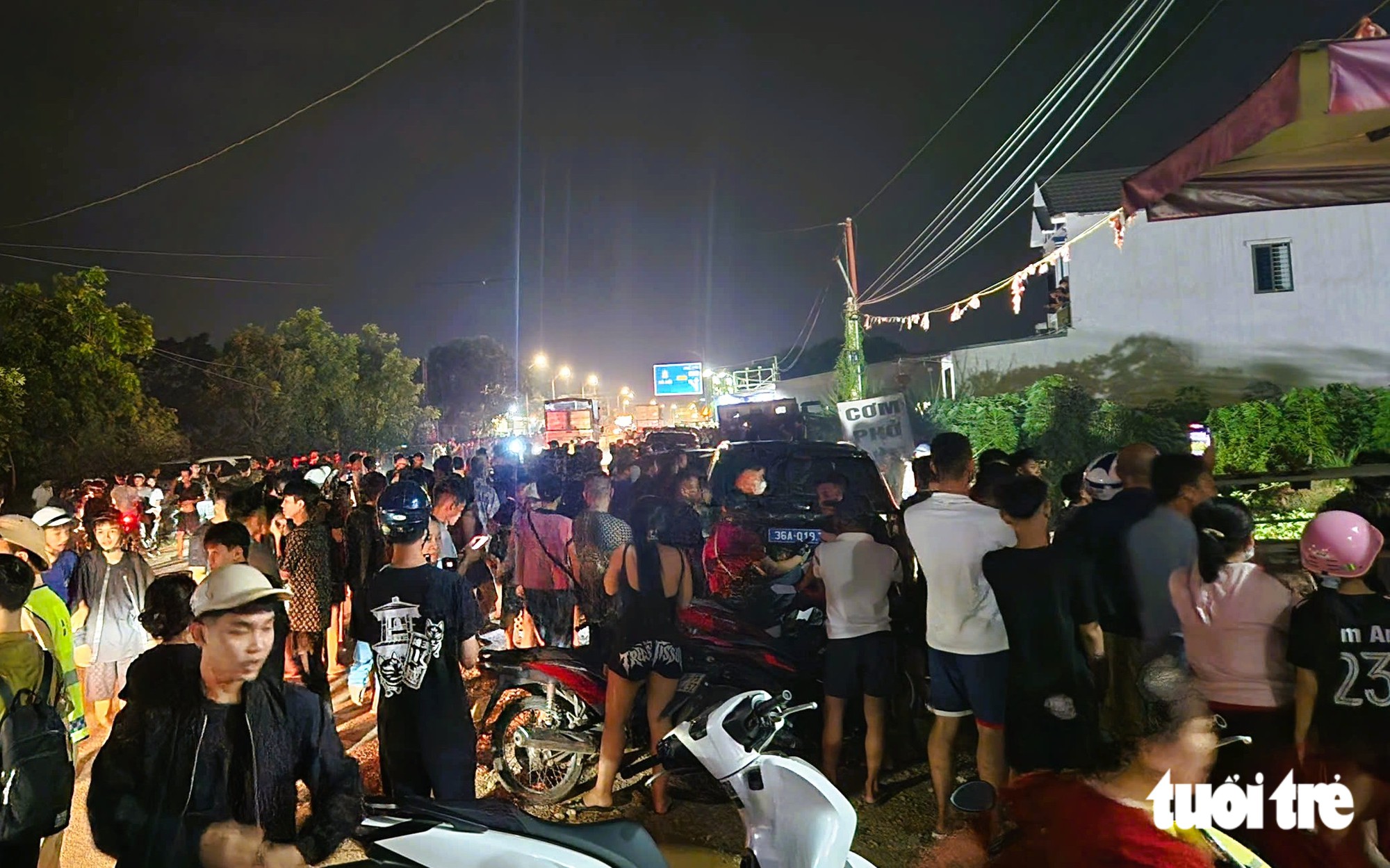 Đã bắt được hai thanh niên cầm kiếm cố thủ trên tầng hai ngôi nhà ở Thanh Hóa