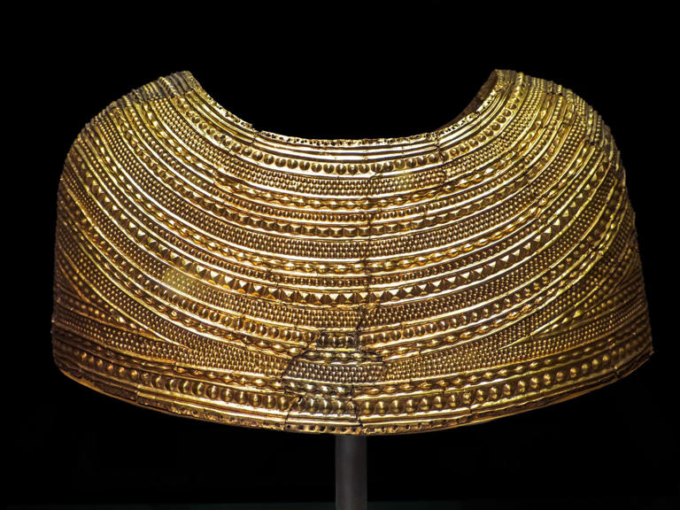 Mold gold cape: A 3,900-year-old ceremonial cloak discovered on a ...