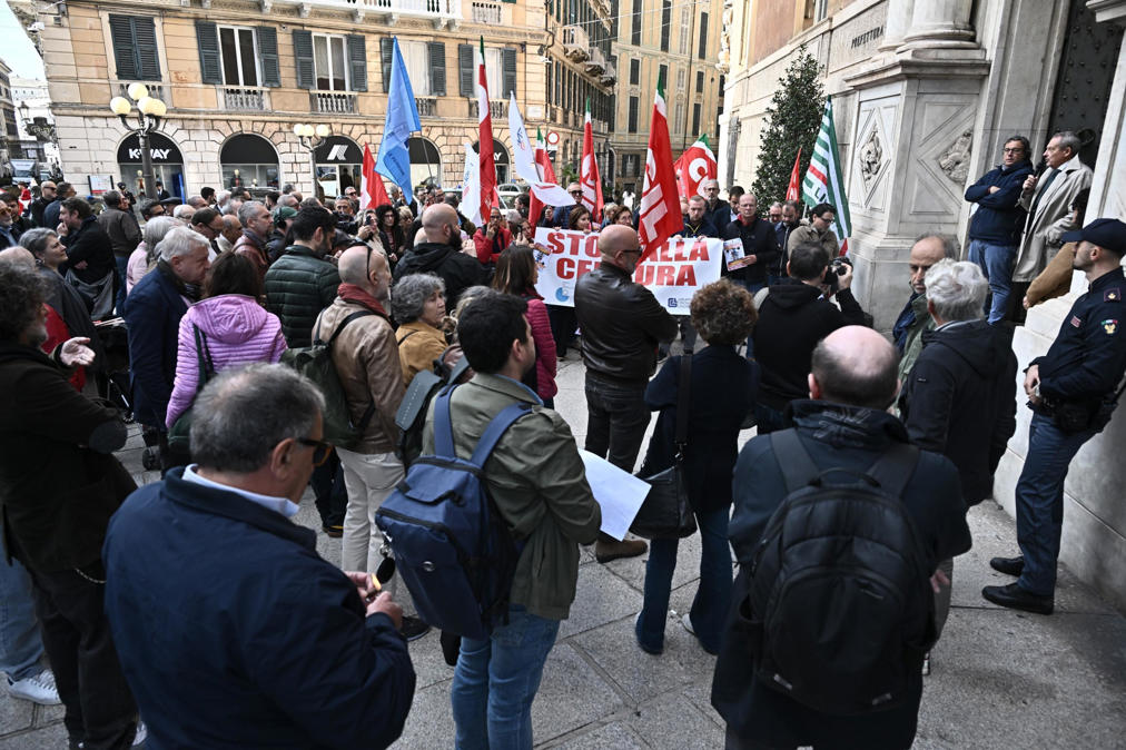 Giornalisti in piazza contro "la censura usata per non turbare l'opinione pubblica"