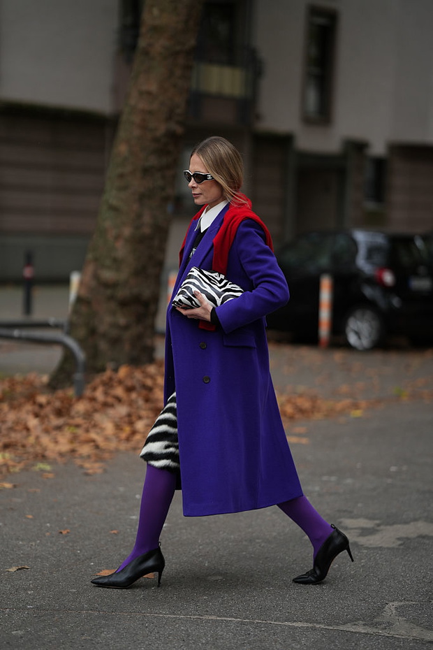„Zebra midi skirt” przejmuje ulice Paryża. Modele z wełną w składzie ...