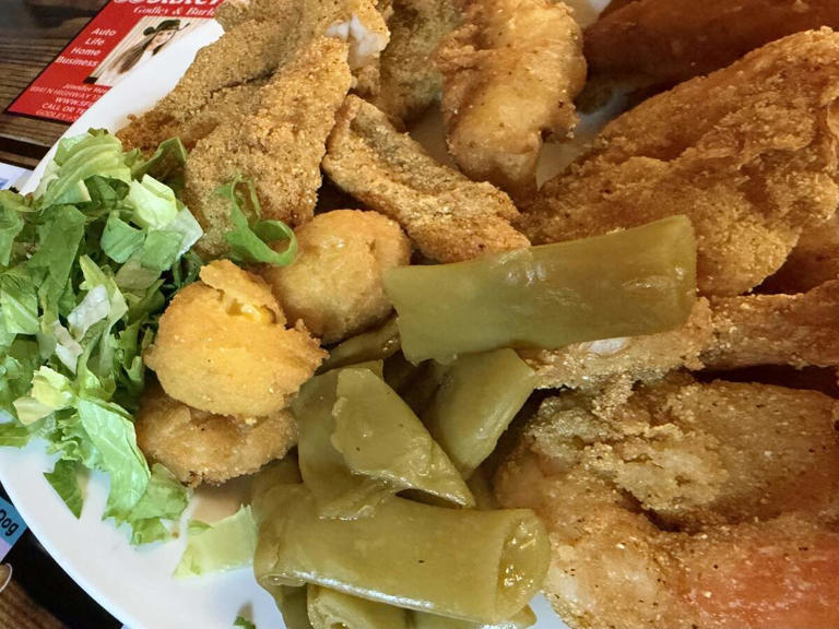 Here's a small-town seafood, BBQ and prime steak buffet near Fort Worth