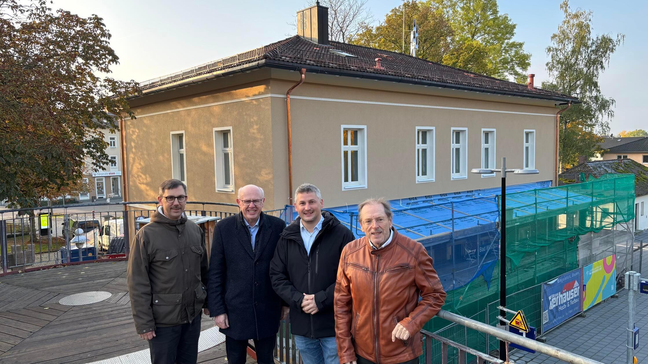Schandfleck Bahnhof Bad Windsheim wird zum Café Lok: Eröffnung bis ...