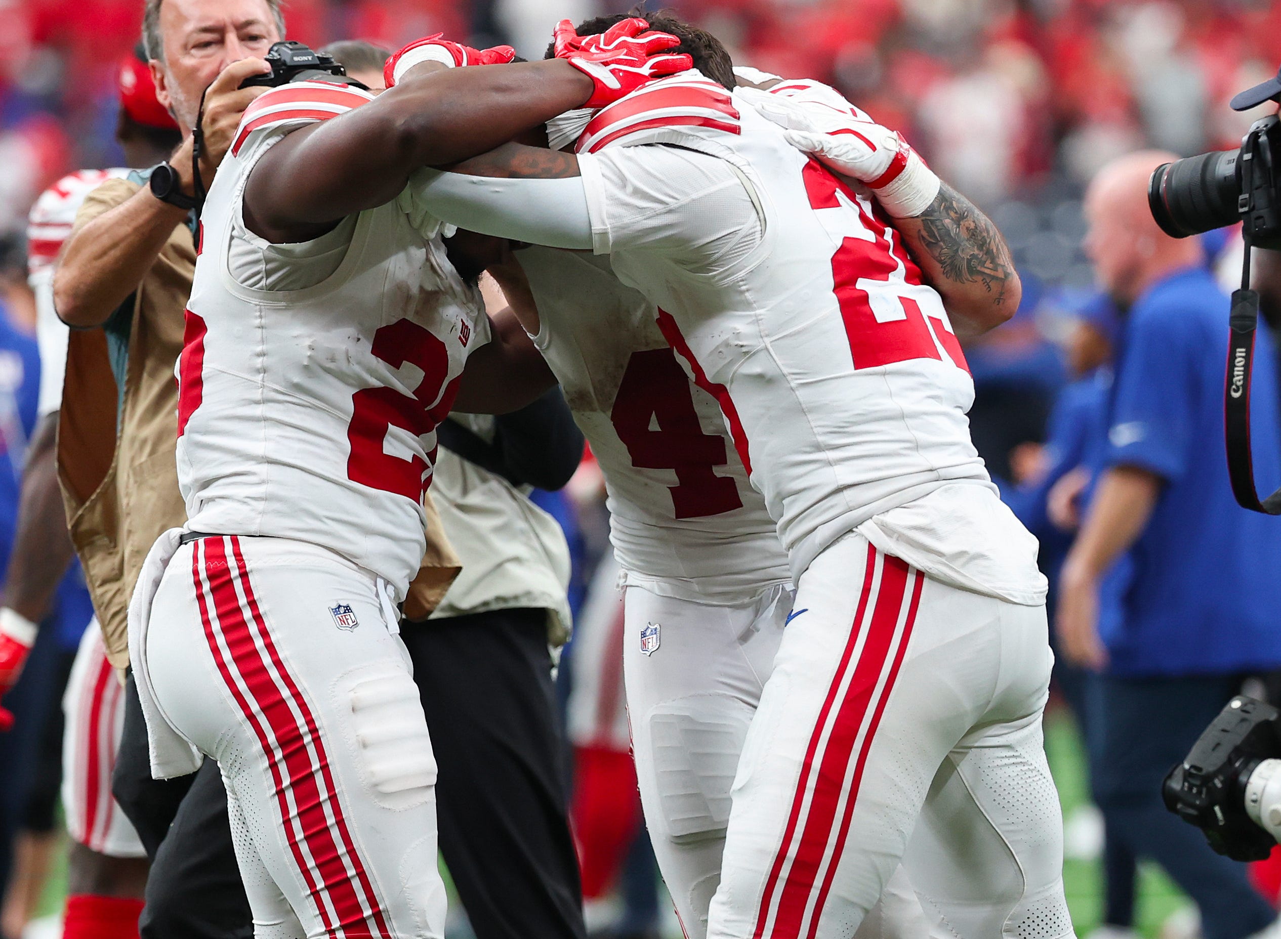 See it: Giants running backs embrace, tackle John Harbaugh after Week 7 win