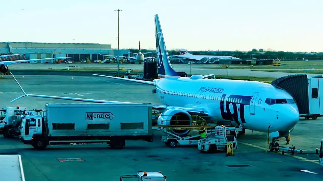 LOT Polish Airlines new 737 MAX 8 business class to Warsaw