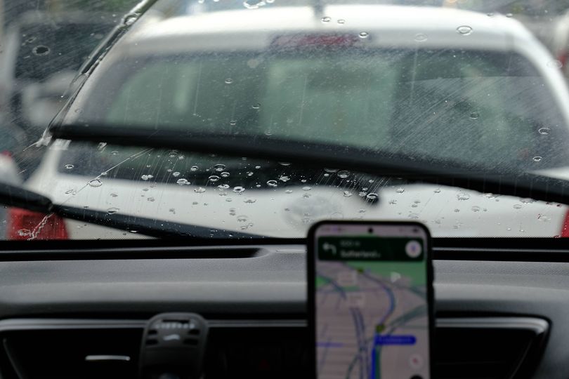 Police settle debate on using Google Maps while driving — people don't ...