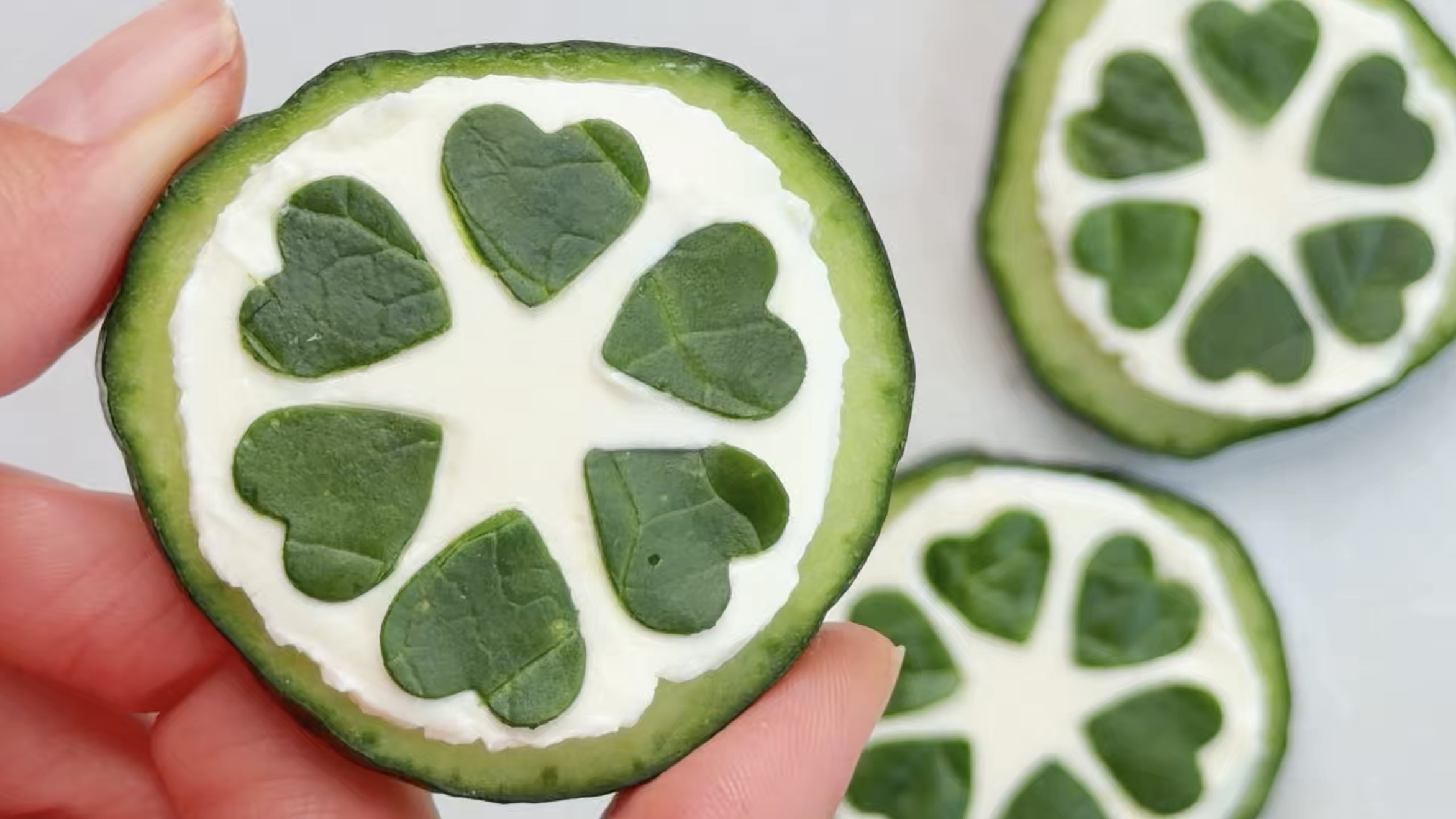Bonitos canapés de pepino con queso crema y corazones de espinacas