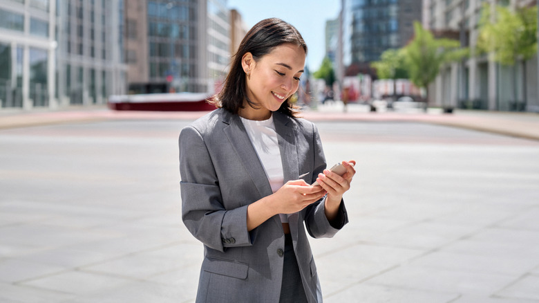 Mint Mobile vs. Visible: Which unlimited phone plan is cheaper?