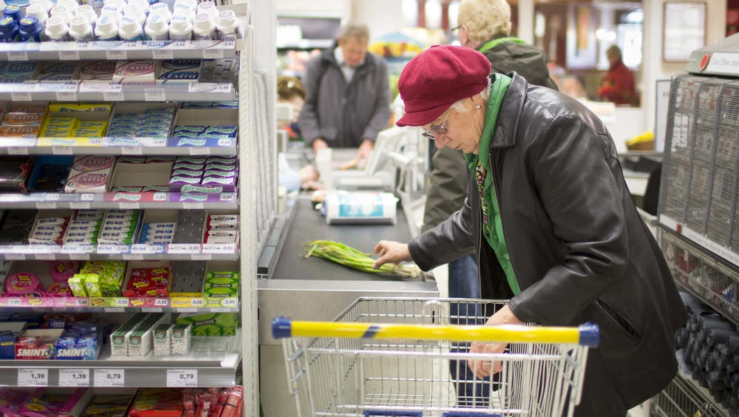 Average 80-year-old retiree spends $4,653 monthly, data shows