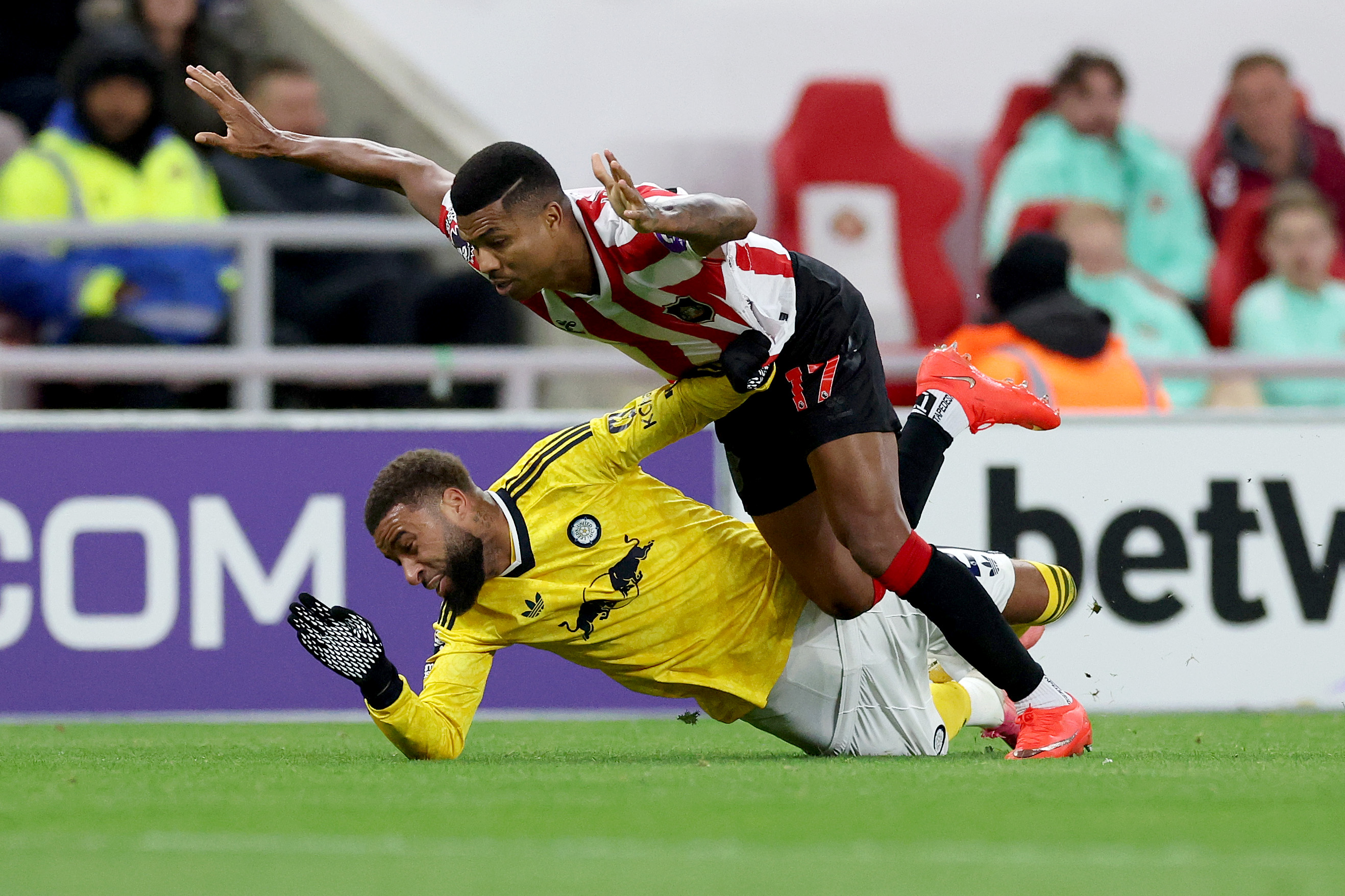 In my opinion - Ex-referee delivers verdict on Jayden Bogle decision in ...