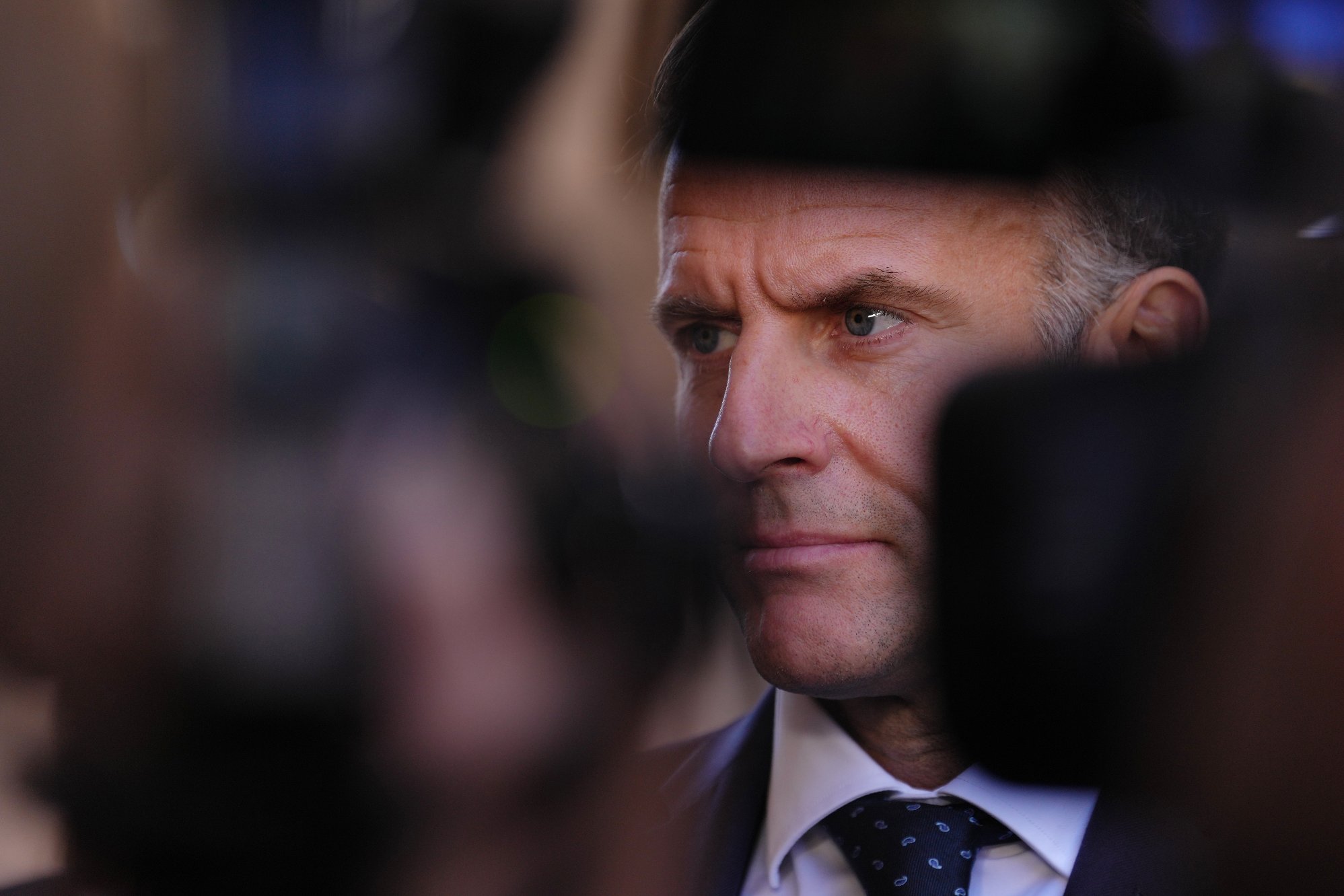 Macron: Regjeringen iverksetter strenge tiltak