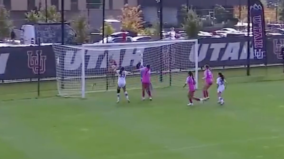 USA, acrobazie in campo: l'assist arriva con una capriola da fallo laterale