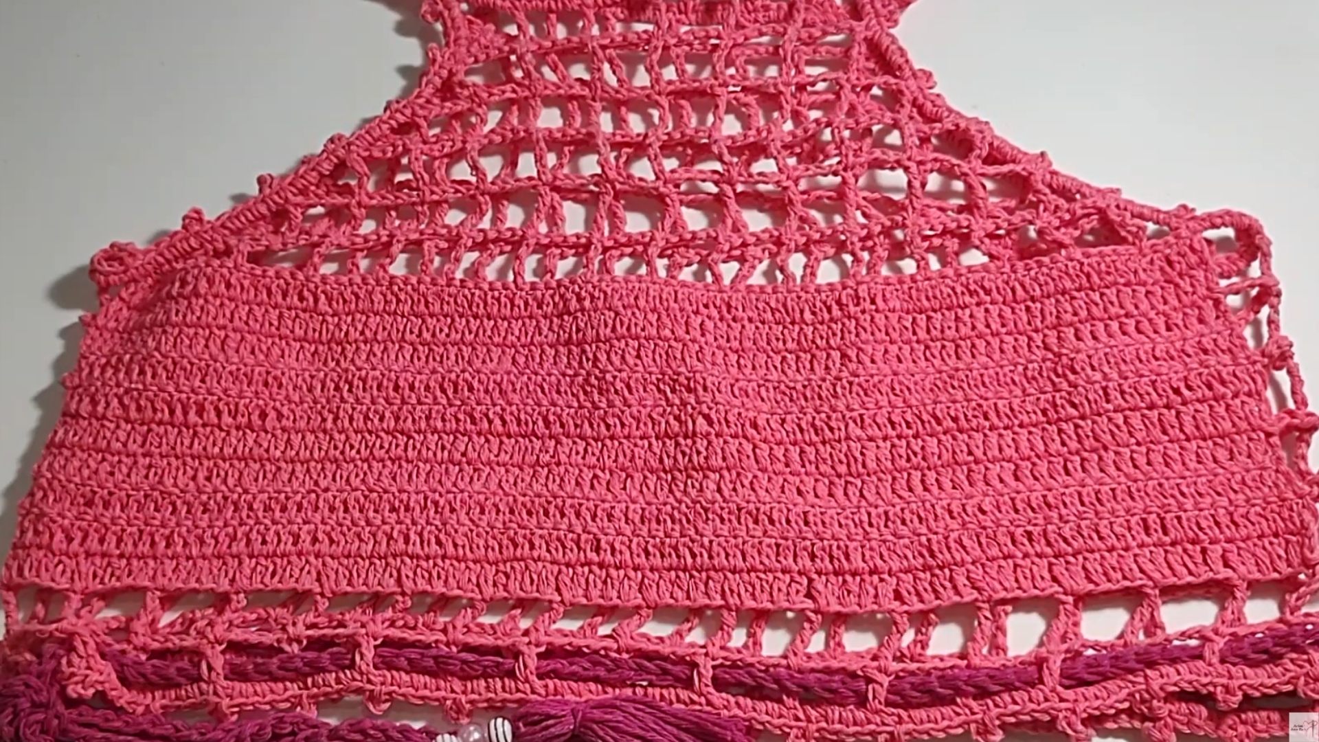 Crop top de crochê moderno com design artesanal e elegante