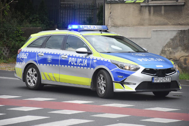 Ten system pilnuje przejazdu na czerwonym świetle. Też ma swoją tolerancję