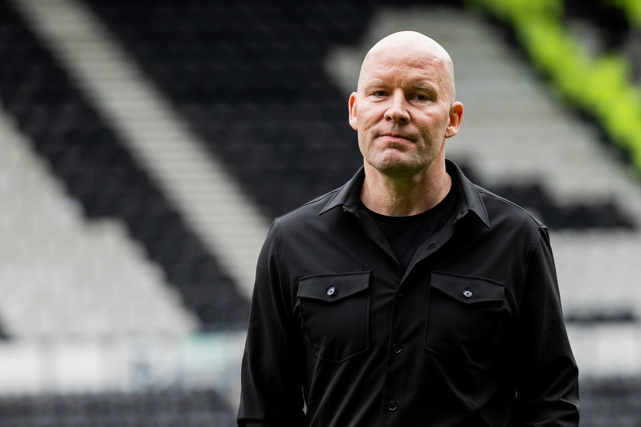 Sheffield Wednesday sack Henrik Pedersen