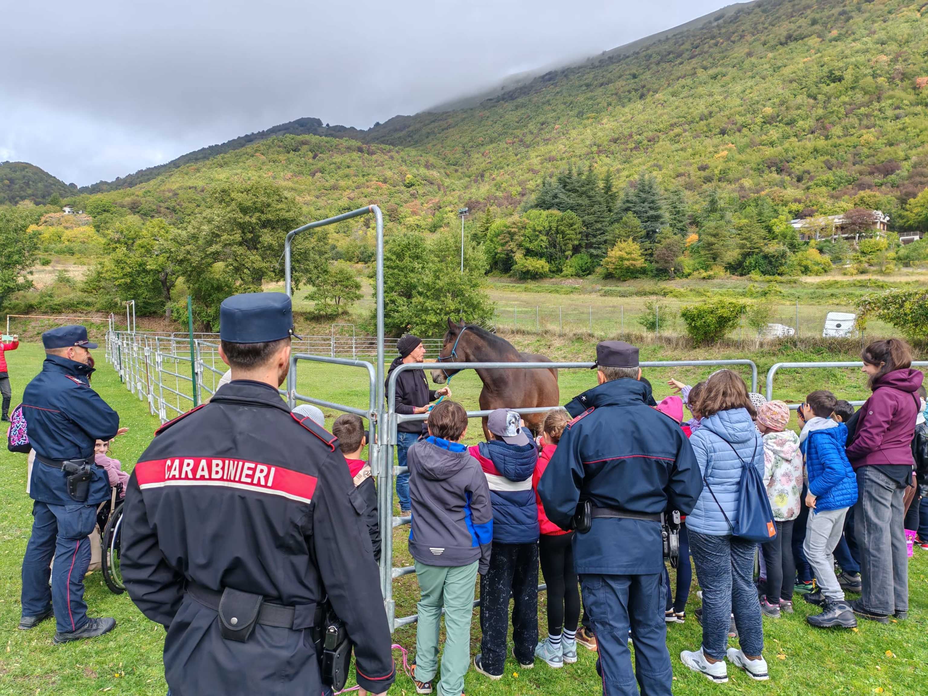 I ragazzi scuola primaria di Sassoferrato scoprono Monte Strega insieme ...