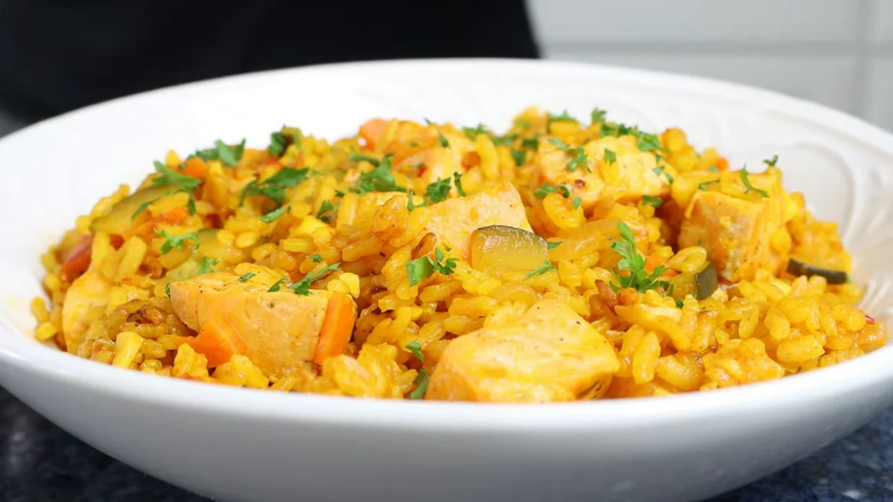 One-pan salmon rice with vegetables