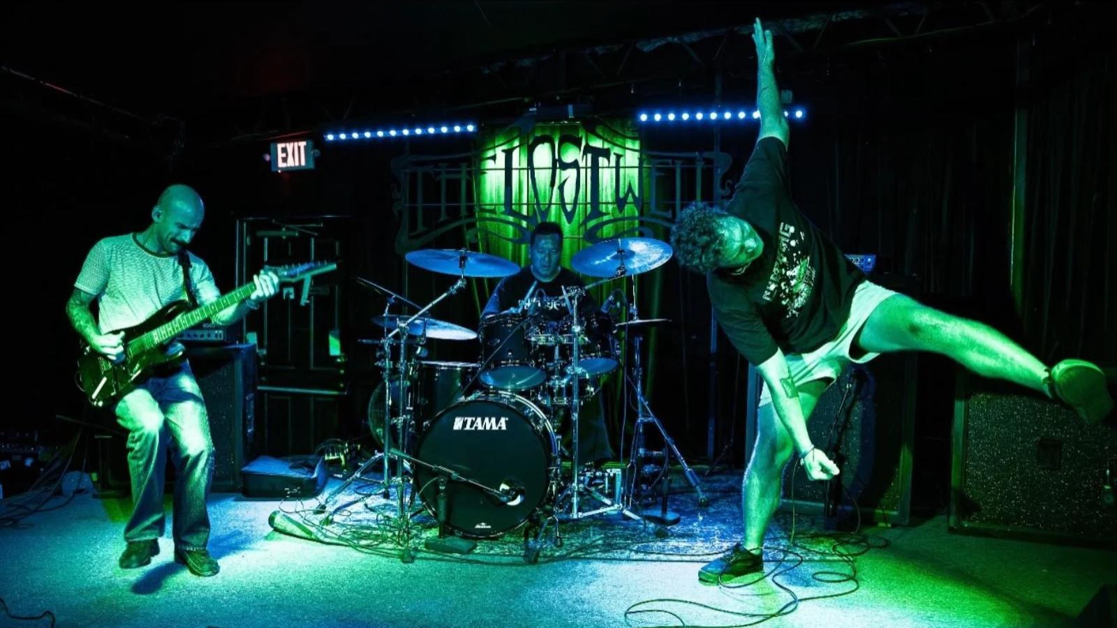 Punk singer throws up mid-show while random fan takes over the vocals ...