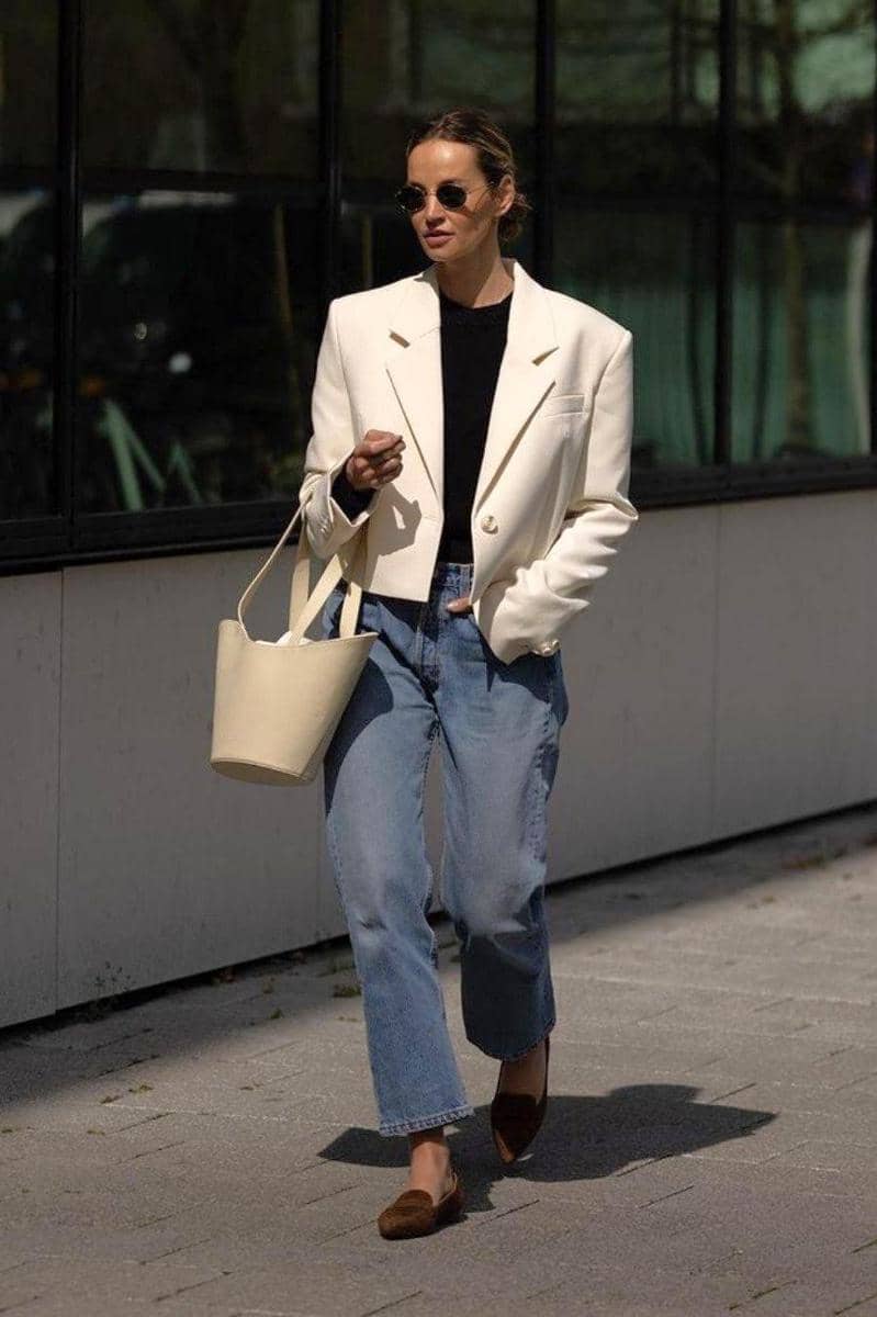 Tips padu-padan celana jeans untuk ke kantor