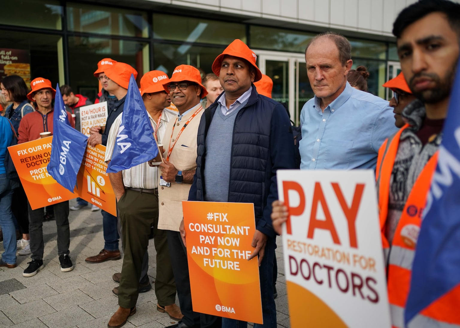 Senior doctors in England plan November strike