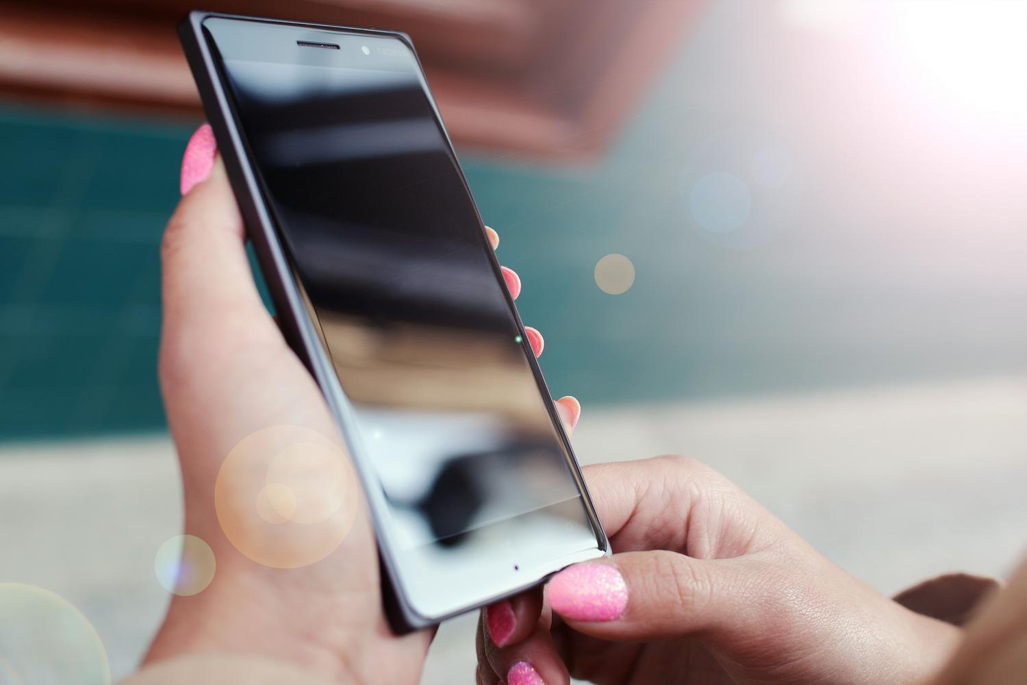 Cómo gestionar el modo luz solar y el brillo en dispositivos Xiaomi