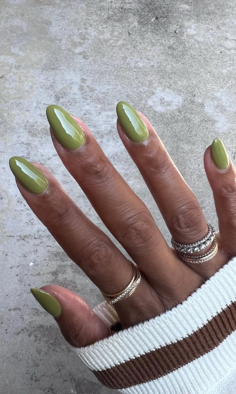 Las 12 manicuras verde oliva más pedidas en los salones este otoño