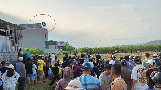 Hàng chục cảnh sát bao vây ngôi nhà có 2 thanh niên nghi ngáo đá cầm kiếm cố thủ