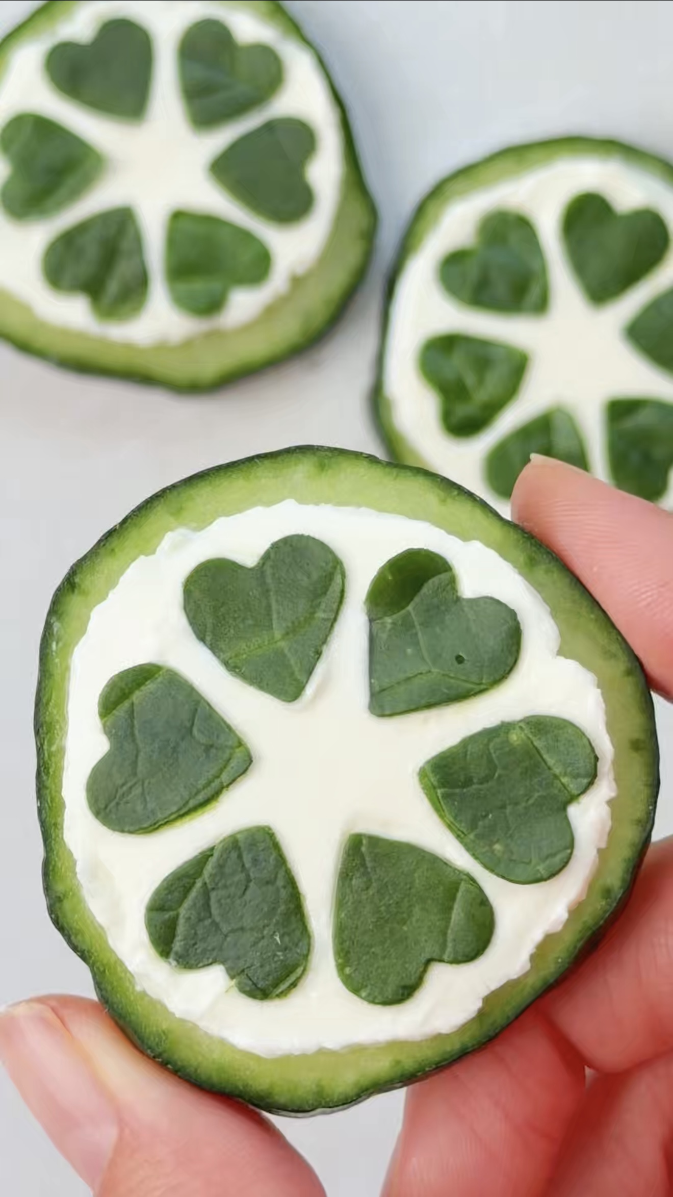 Bonitos canapés de pepino con queso crema y corazones de espinacas