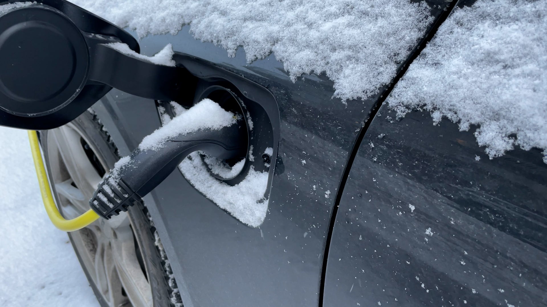 How extreme heat and cold drain your EV battery range
