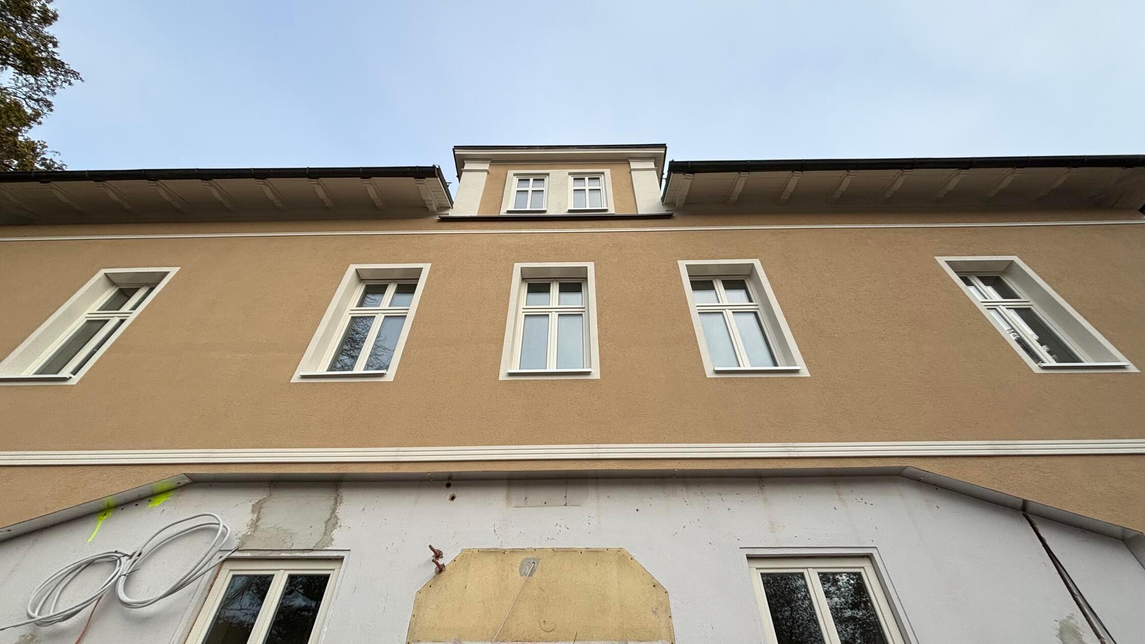 Schandfleck Bahnhof Bad Windsheim wird zum Café Lok: Eröffnung bis ...