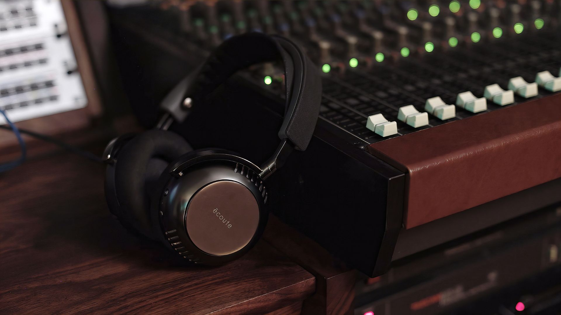 Écoute’s TH2 is proper head-fi with its valve-powered amplification