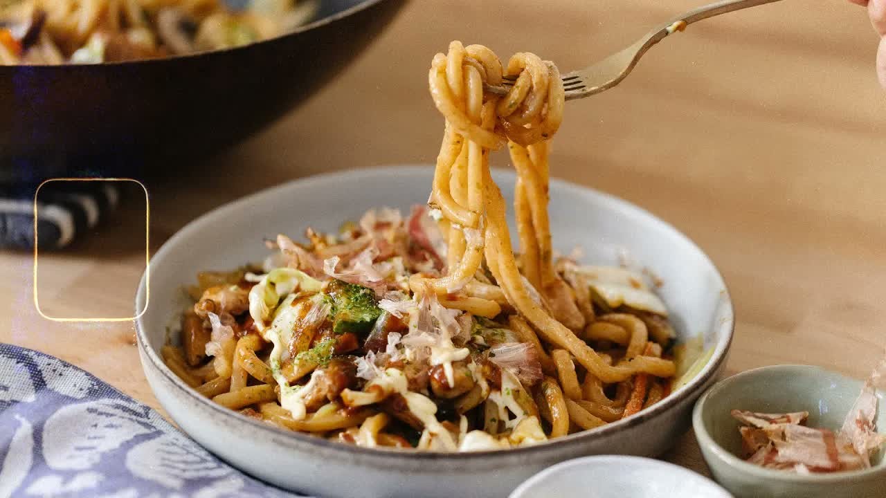 This Japanese noodle recipe uses chicken thighs, vegetables and one hot wok