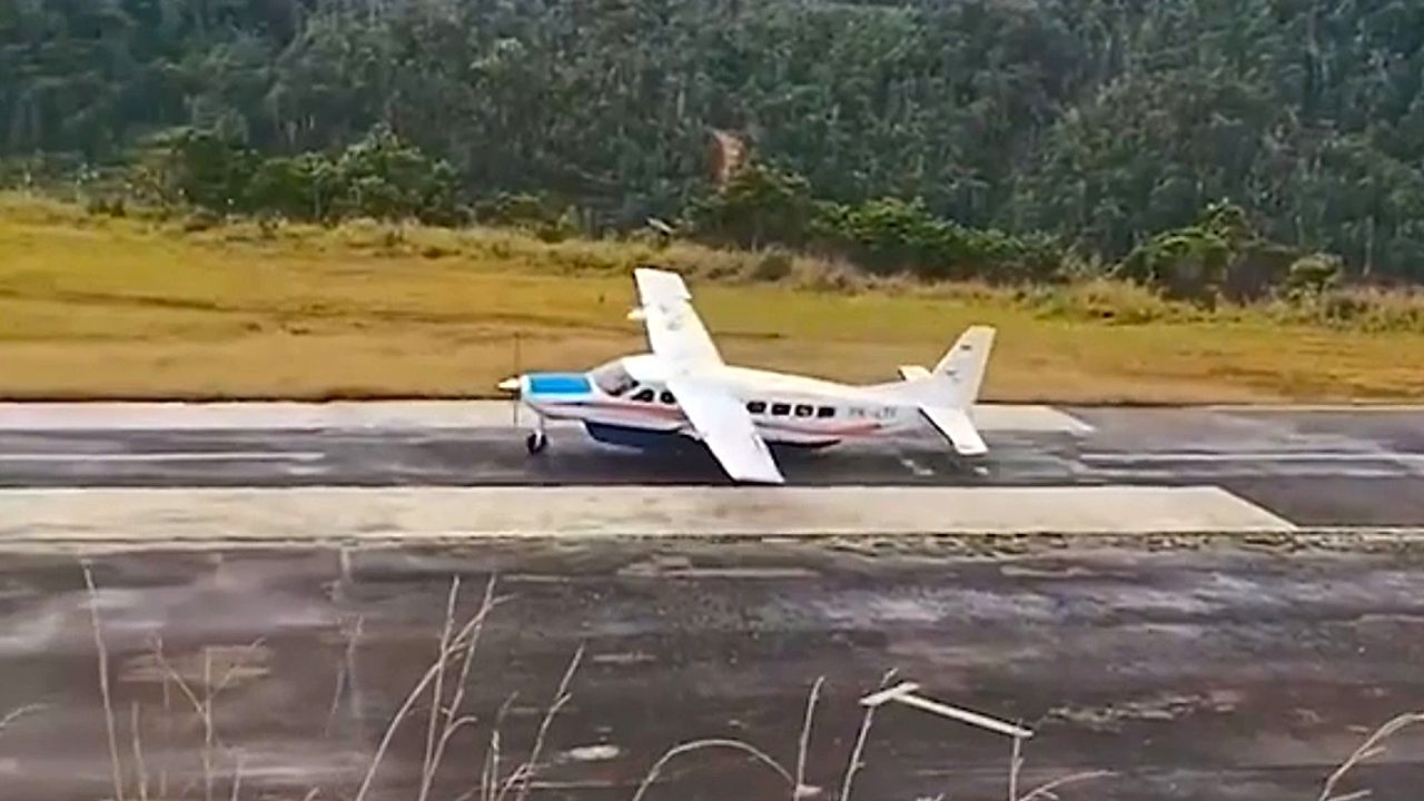 Deux blessés après la sortie de piste d'un petit avion en Indonésie