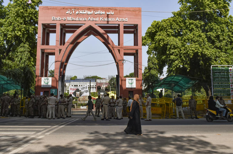 Jamia: Students refuse to end stir despite university order on union ...
