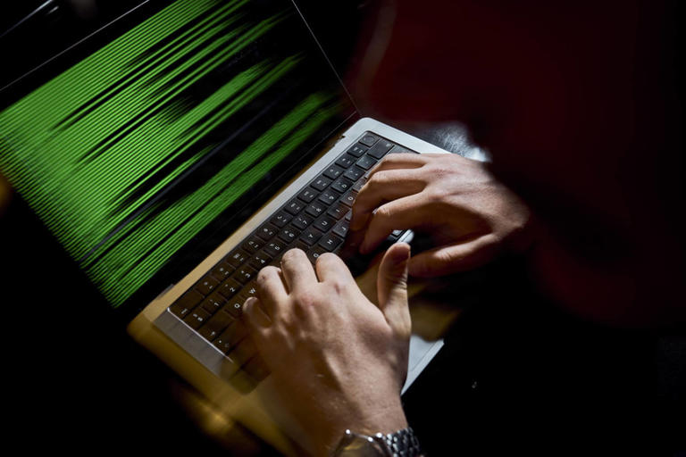 Teleselskab har fået lækket 400.000 kunders oplysninger: Virksomheder ...