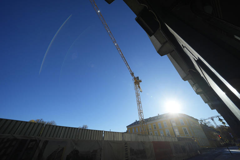 Arbeid med tårnkran i Oslo pågår fortsatt – venter at sperringene ...