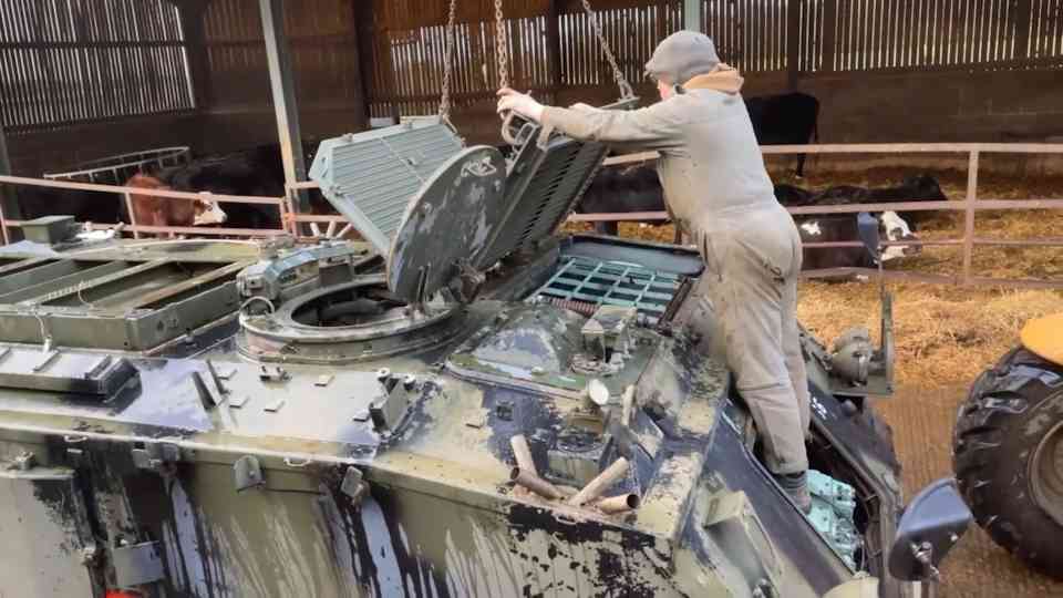 Getting a Rolls Royce K60 into the FV432’s cramped engine bay