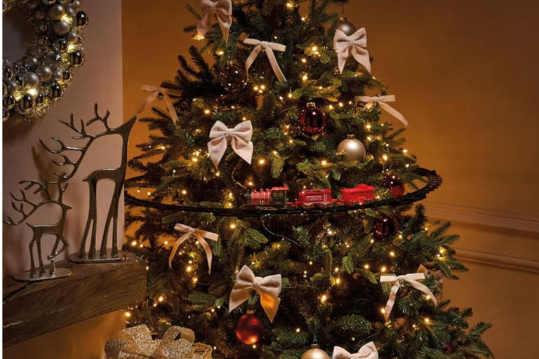 Aldi’s £9.99 LED Christmas tree animation brings a magical twist to ...