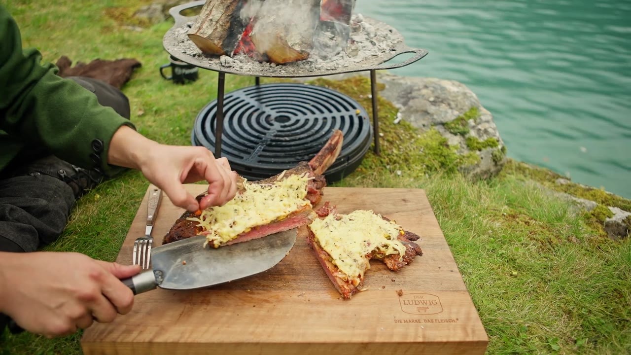 This tomahawk pizza is for gourmands only!