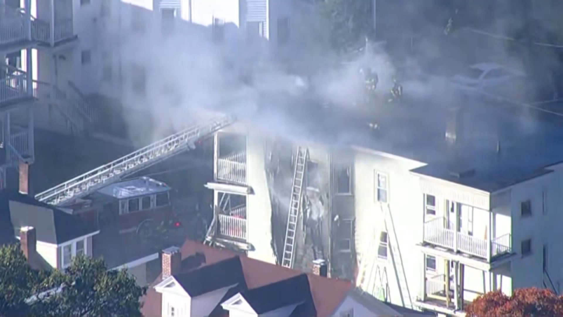 Bomberos batallan con voraz incendio en Brockton