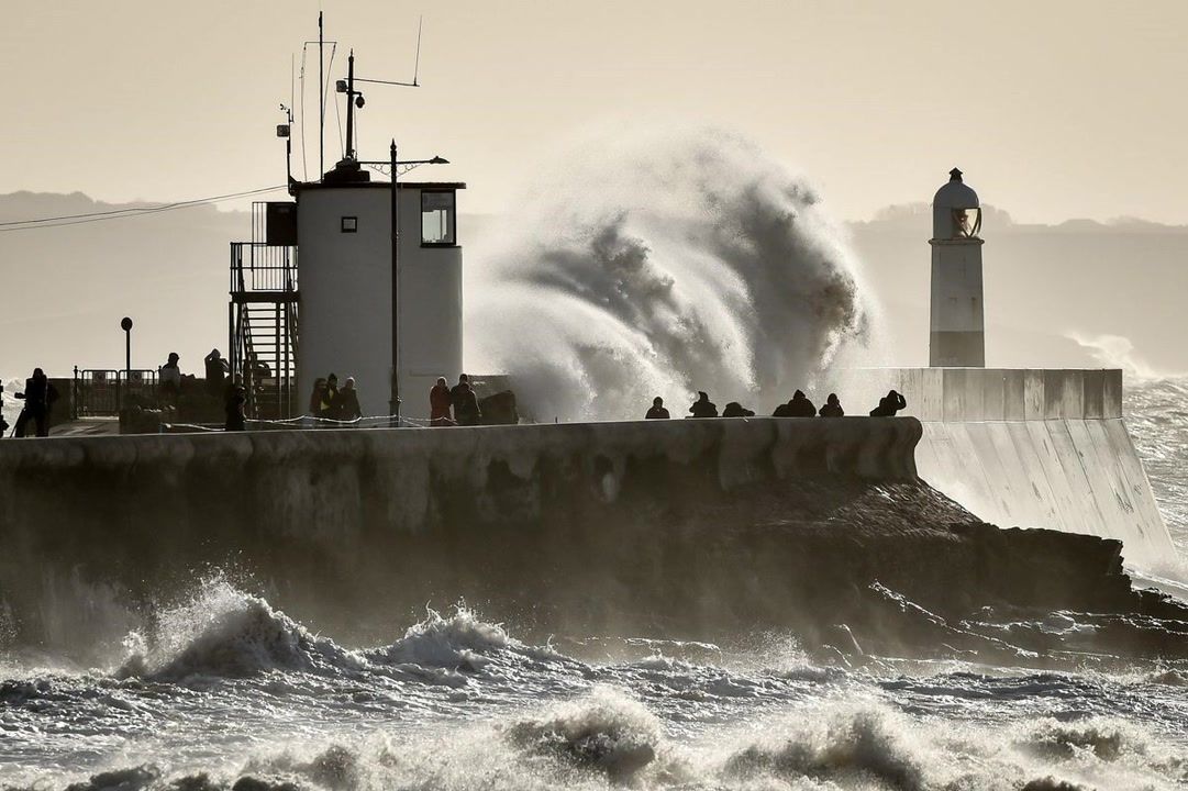 Met Office issues fresh power cut warning for 25 areas as 65mph winds ...