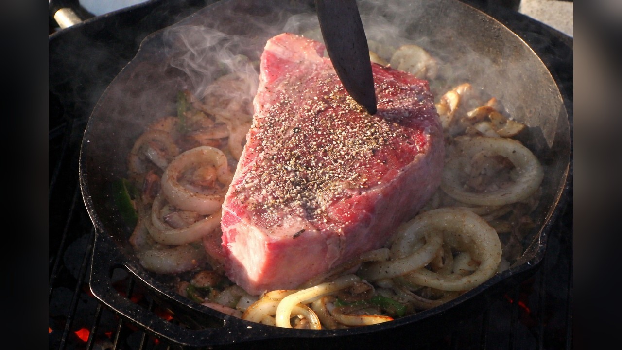 How to grill T-bone steak with mushrooms and garlic