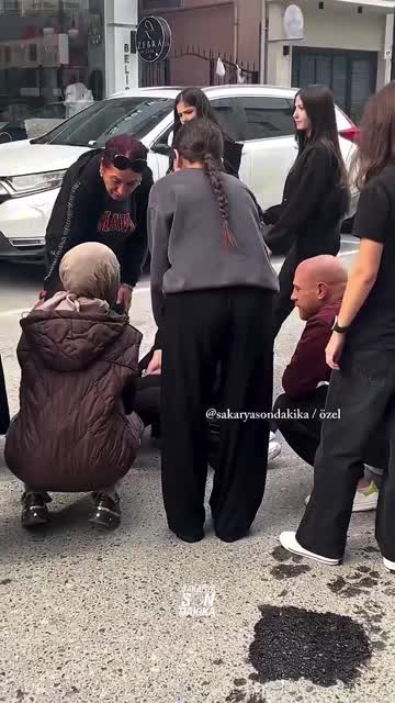 Kaza yapan motosikletli kızın imdadına Furkan Kızılay yetişti